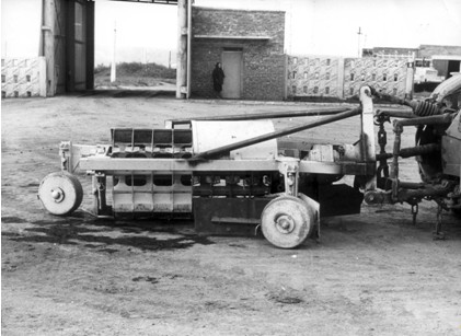 Drum spreader of organic fertilizers from a roll