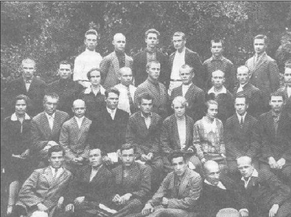 Перший достроковий випуск 28 студентів (1933 р.)